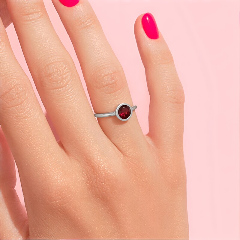 Anillo en plata con Granate de Mozambique