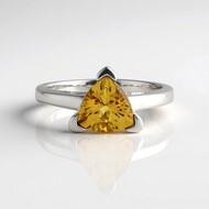 Anillo en plata con Escapolita