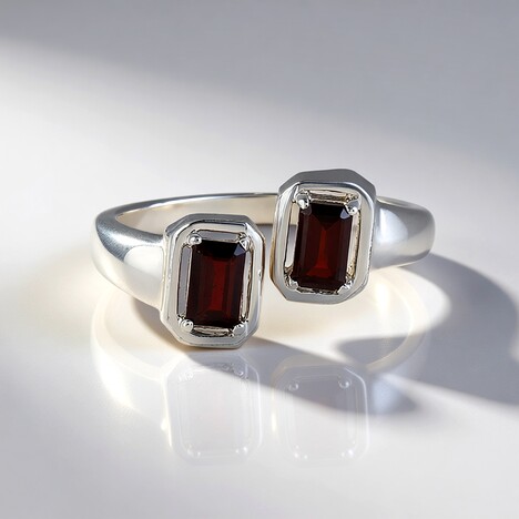 Anello in argento con Granato Mozambico