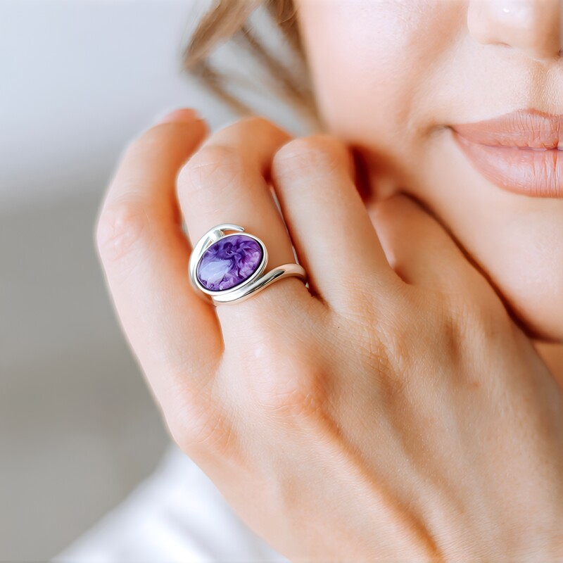 Zilveren ring met een Charoite