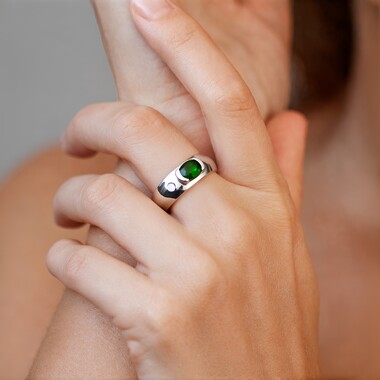 Zilveren ring met een Russische diopsied