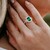 Gouden ring met een Colombiaanse smaragd (CIRARI)