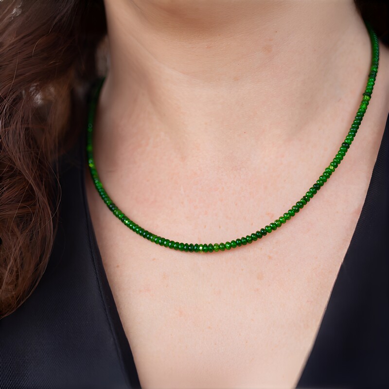 Collar en oro con Diópsido de Rusia (Adela Gold)