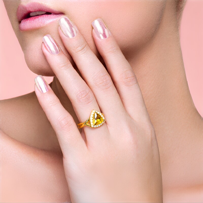 Anillo en plata con Escapolita