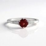Anello in argento con Granato Mozambico