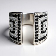 Anillo en plata con Espinela negra
