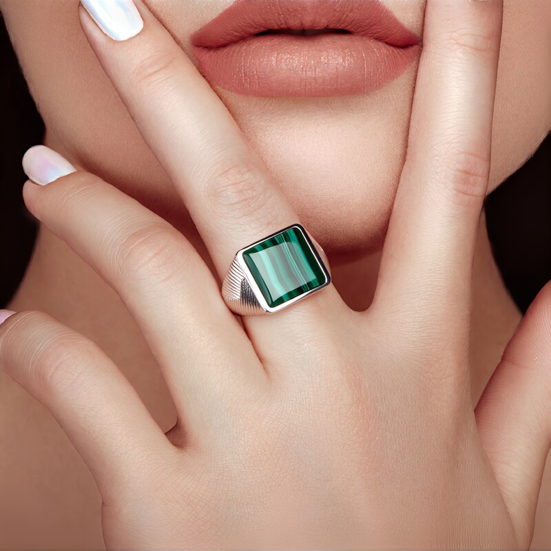 Anillo en plata con Malaquita (Adela Silber)