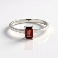 Anillo en plata con Granate de Mozambique