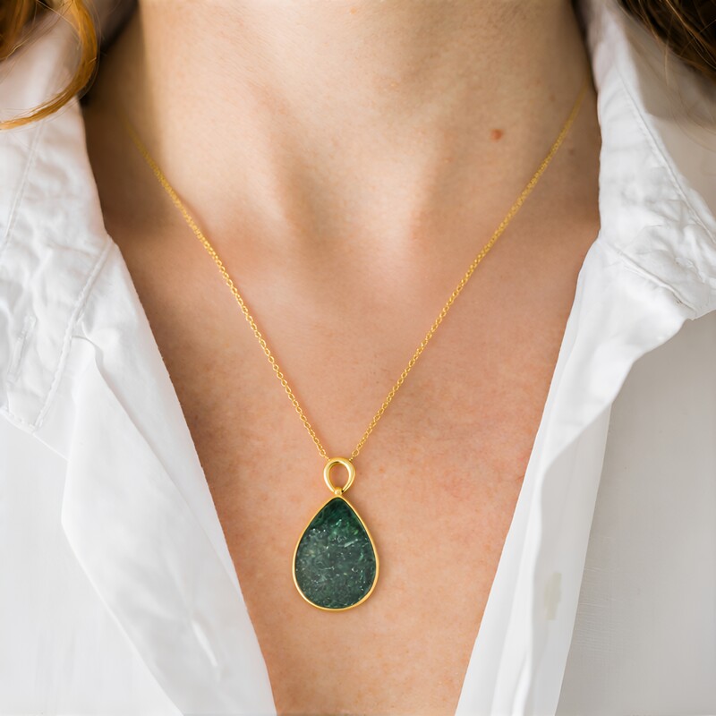 Zilveren halsketting met een Baltische barnsteen (dagen)