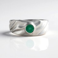 Anillo en plata con Esmeralda de Colombia (de Melo Essence)