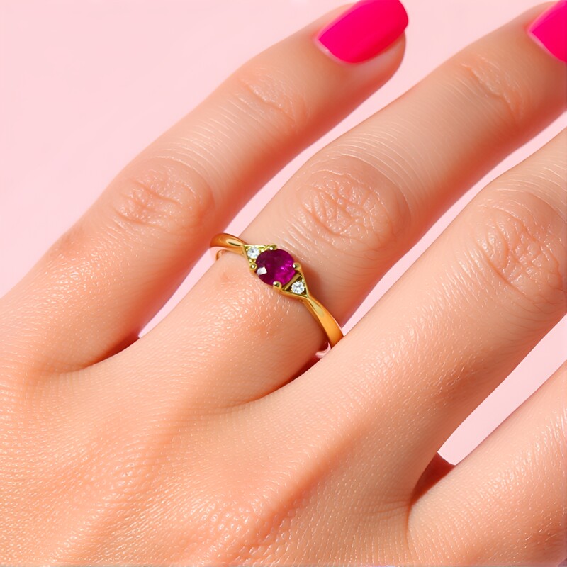 Anello in oro con Rubino Mozambico AAA