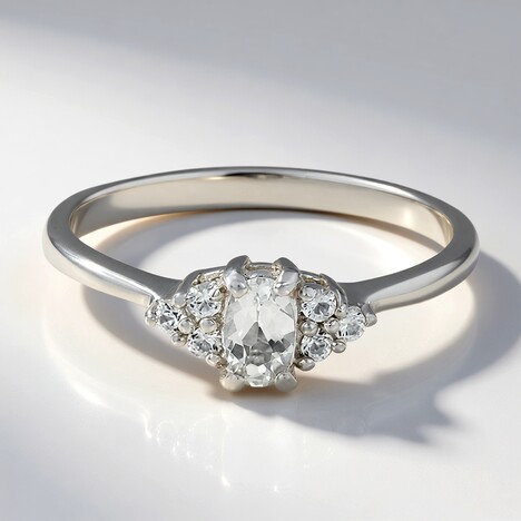 Anello in argento con Petalite