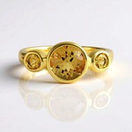 Anillo en plata con Escapolita
