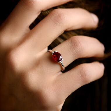 Zilveren ring met een Bemainty robijn