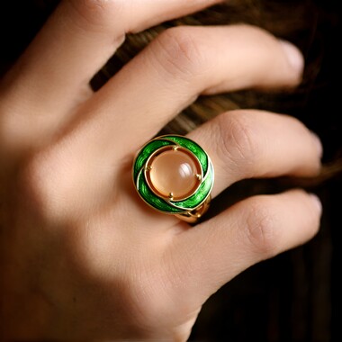 Anillo en plata con Piedra de luna melocotón (Adela Silber)