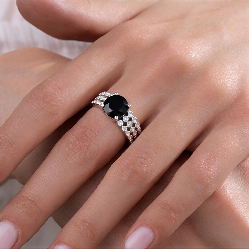 Anillo en plata con Espinela negra