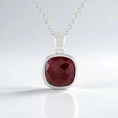 Collana in argento con Corindone color rubino