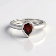 Anillo en plata con Granate de Mozambique
