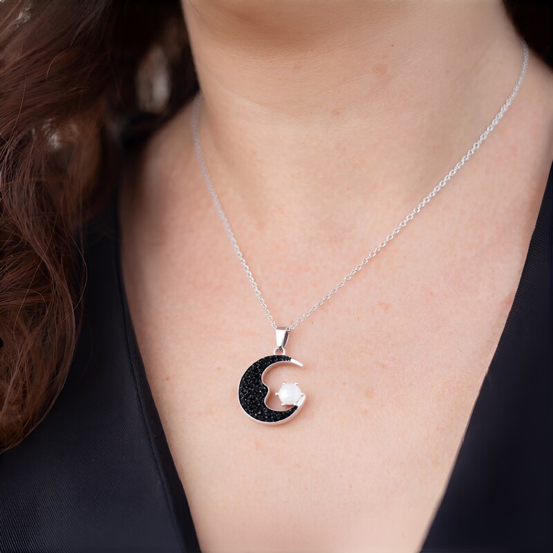 Zilveren halsketting met een regenboog maansteen