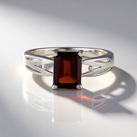 Anello in argento con Granato d’India