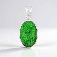 Pendentif en argent et Uvarovite (Bali Barong)