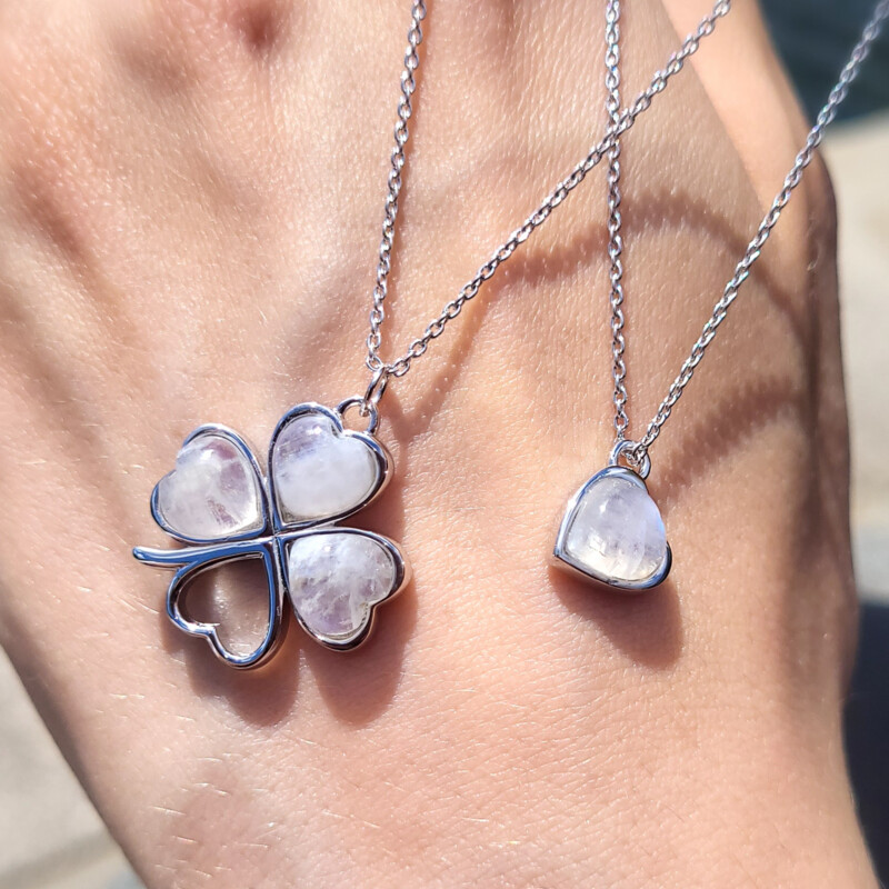 Zilveren halsketting met witte maanstenen