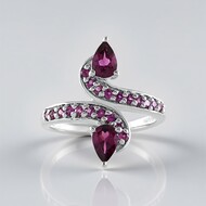 Zilveren ring met magenta granaten