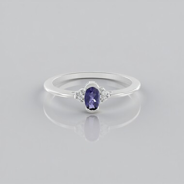 Zilveren ring met een ioliet