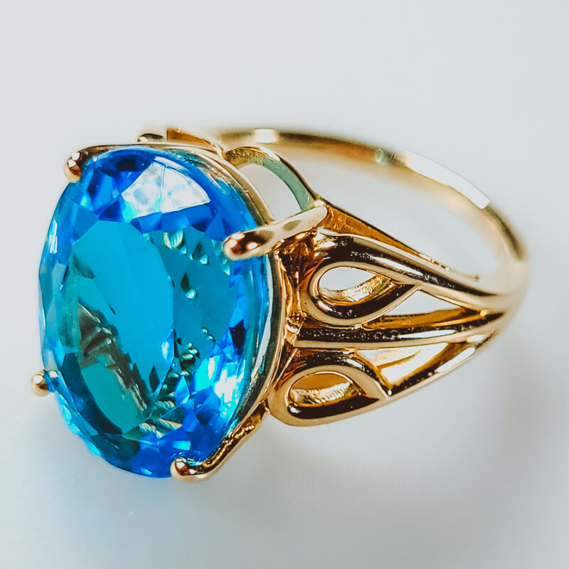 Anello in oro con Topazio Marambaia