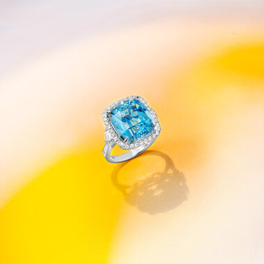 Gouden ring met een AAA Braziliaanse Aquamarijn (AMAYANI)