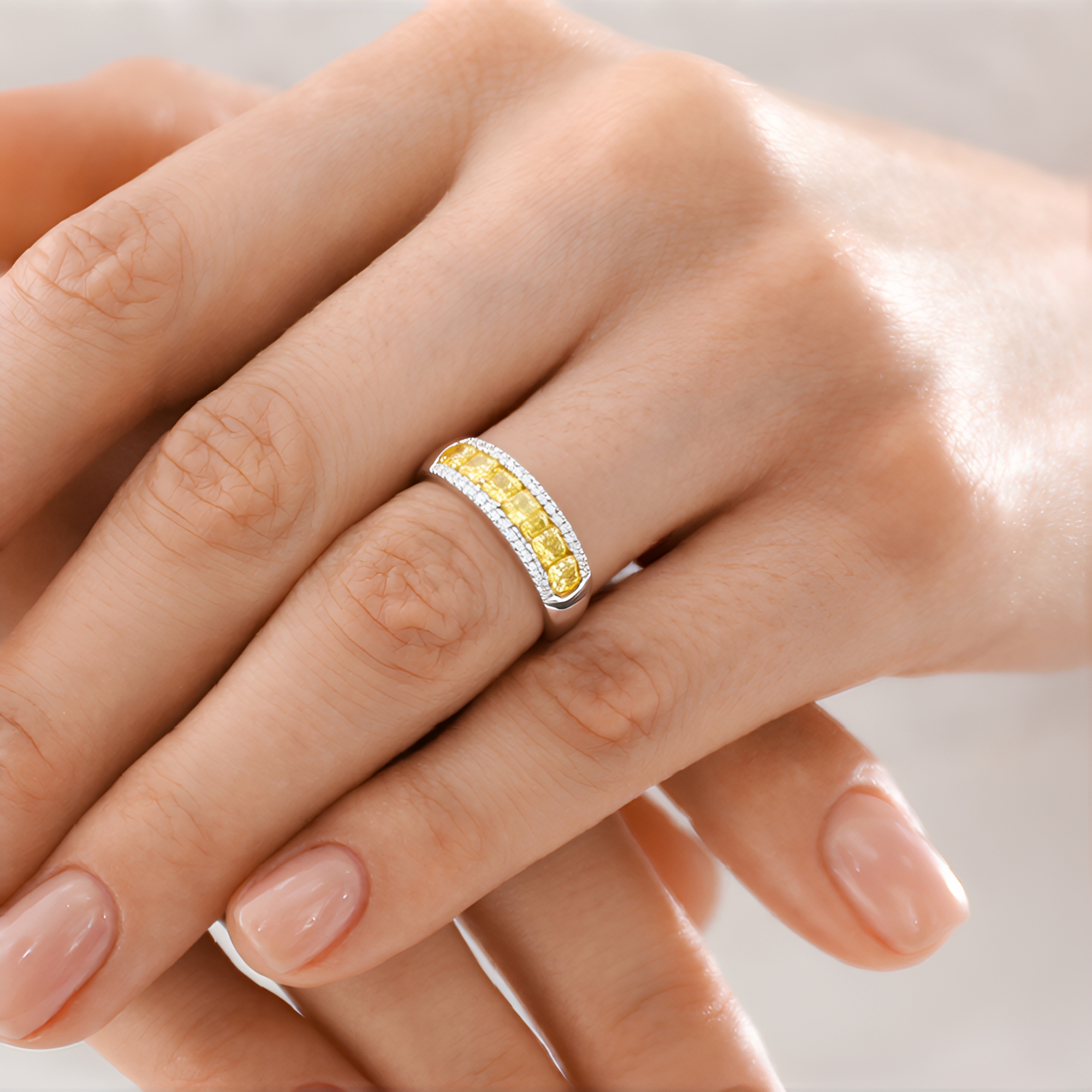 Orecchini pendenti in oro e pavé di diamanti | Bertolami Fine Art