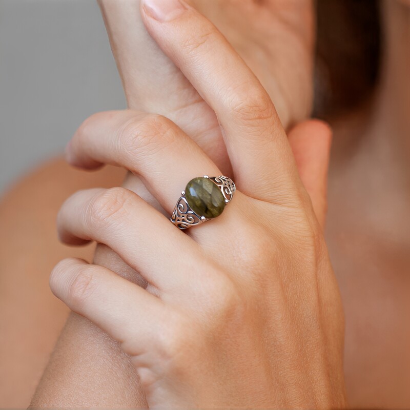 Anillo en plata con Labradorita
