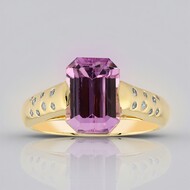 Gouden ring met een Patroke kunziet (de Melo)