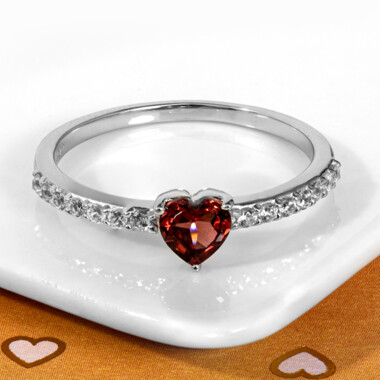 Zilveren ring met een Mozambique granaat
