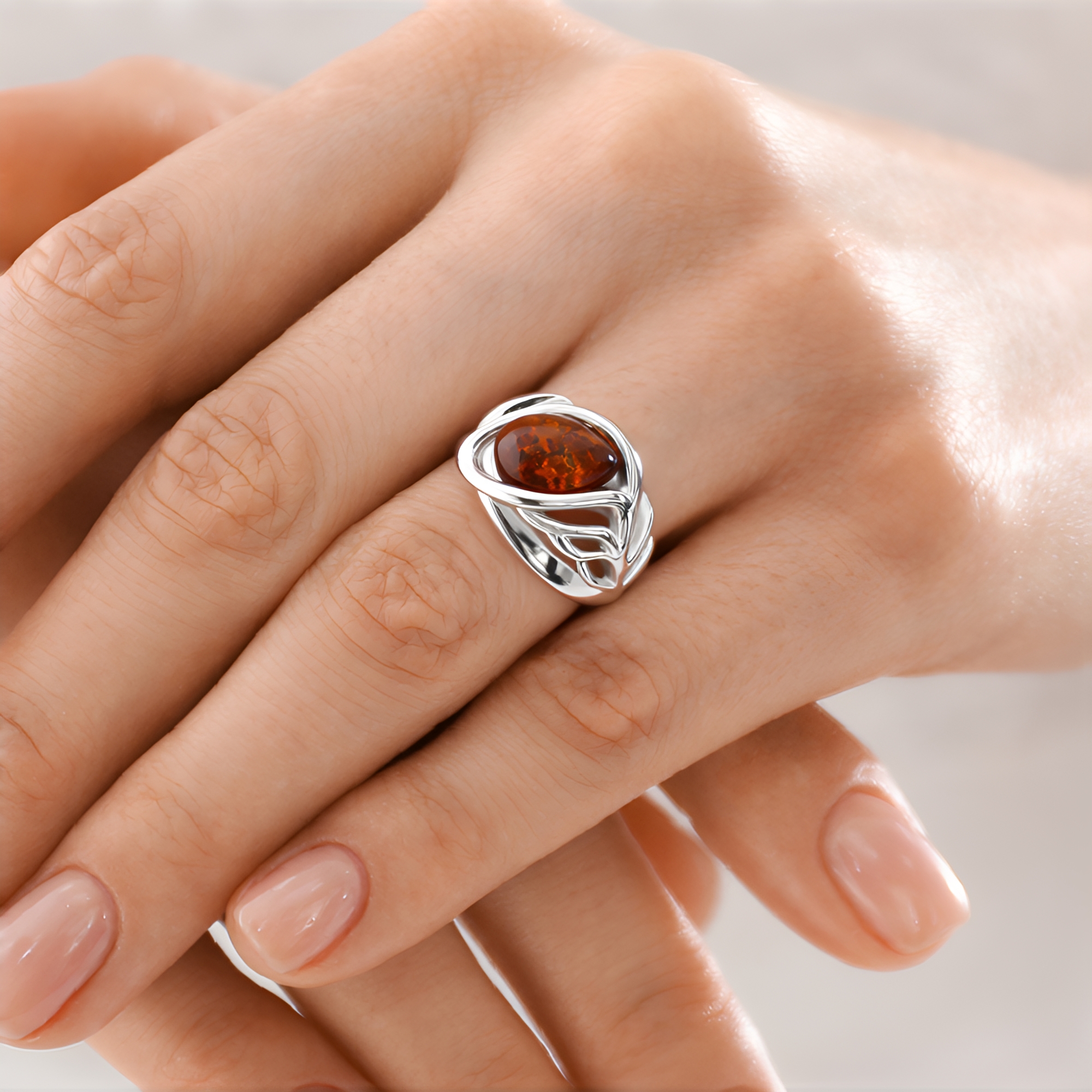 Anello a tre fasce in argento 925 rodiato e oro con Ambra Baltica rossa