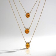 Gouden halsketting met een Ban Ka Cha oranje Saffier