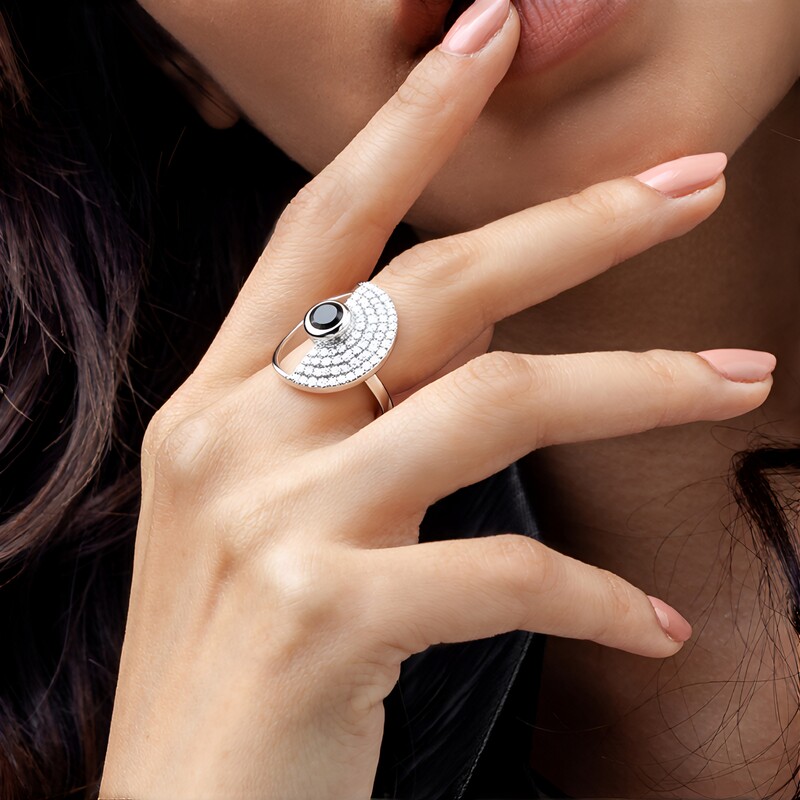 Bague en argent et Spinelle noir