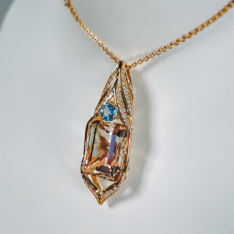 Gouden hanger met een Meerkleurige Oekraïense Topaas (de Melo)