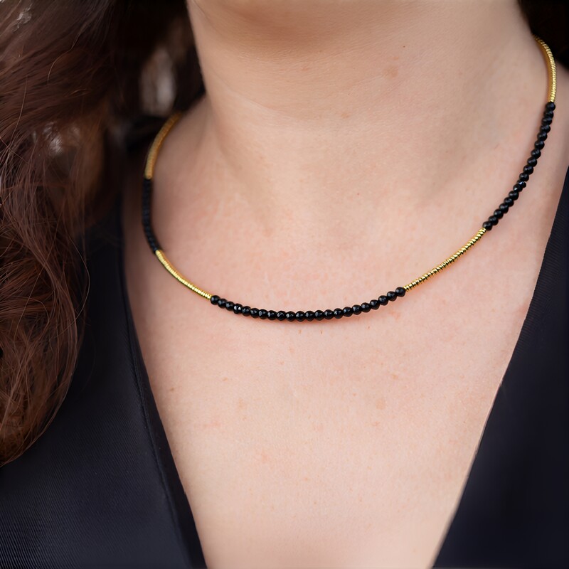 Zilveren halsketting met zwarte spinelstenen