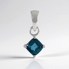 Ciondolo in argento con Cianite Blu Foglia di Tè