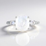 Anillo en plata con Piedra de Luna arcoíris