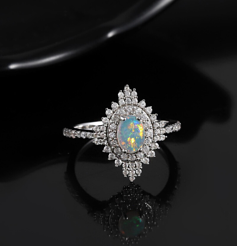 Zilveren ring met een Australische opaal