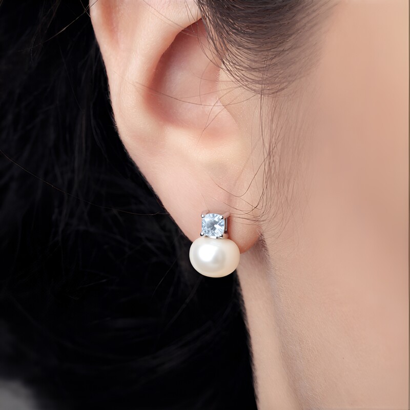 Boucles d'oreilles en argent et Perle blanche de culture d'eau douce (Michelle Albala)