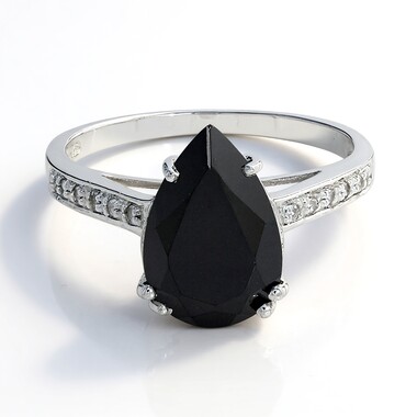 Anillo en plata con Espinela negra