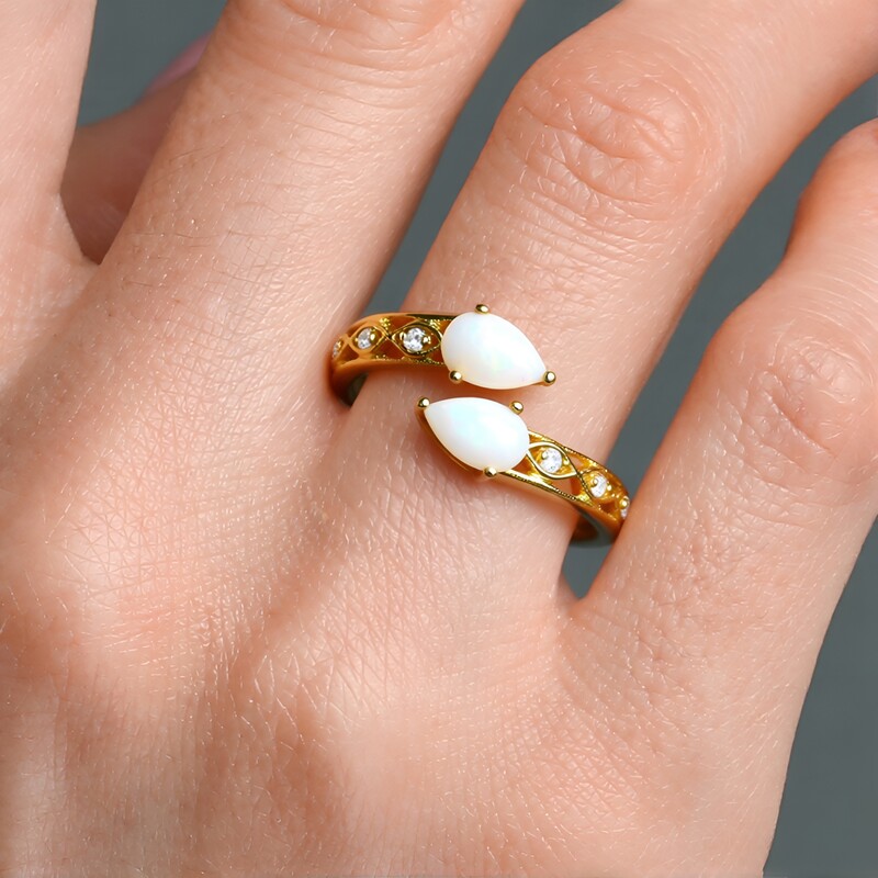 Anillo en oro con Ópalo de Australia (CIRARI)