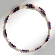 Stalen halsband met Madagascar iolieten (Riya)