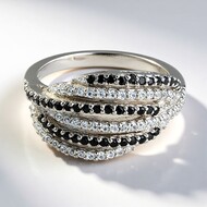 Anillo en plata con Espinela negra