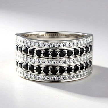 Anillo en plata con Espinela negra
