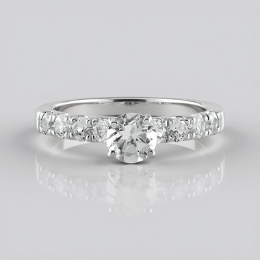 Zilveren ring met een danburiet
