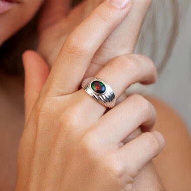 Zilveren ring met een Mezezo opaal (SAELOCANA)